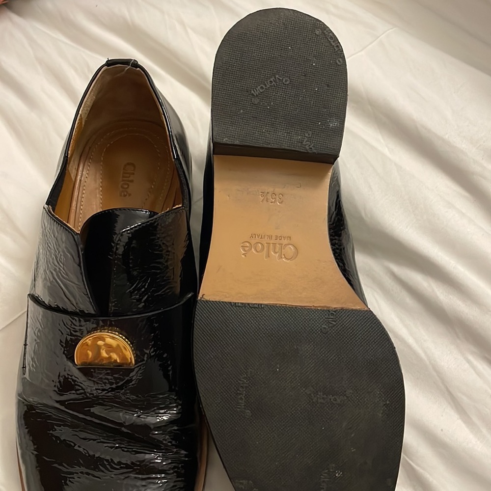 CHLOÉ black patent leather loafer with gold coin accent - Picture 3 of 4